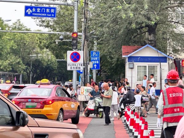 尚红网 真危险！天坛外，大巴突然在非机动车道，停车开门，剐倒骑车人……