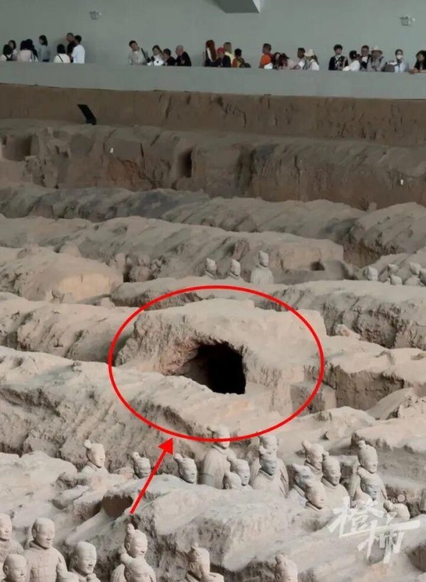 股升网 兵马俑一号坑为啥有个大洞？网友脑洞大开：盗洞？古墓葬？员工通道？